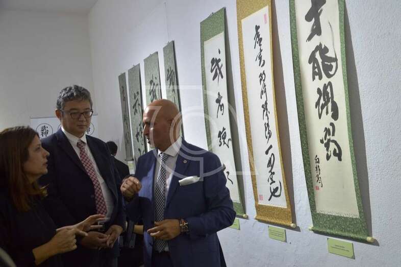 La alcaldesa, el cónsul de Japón y Pedro Fleitas, durante el recorrido por la exposición (Foto TA)